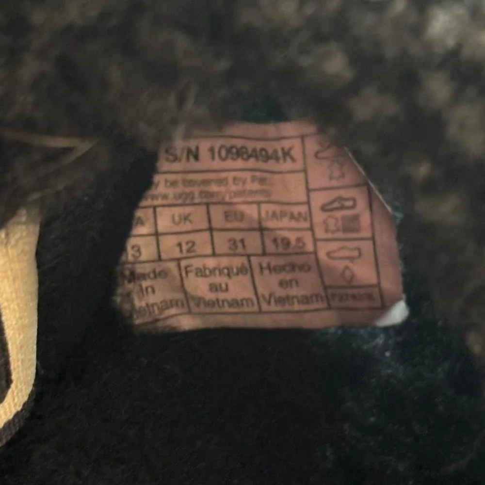 UGG black youth slippers